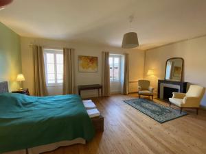 1 dormitorio con cama, sillas y chimenea en Grande maison avec super vue, en Saint-Benin-dʼAzy 14 fotos más