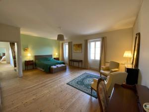 Un dormitorio con una cama y una sala de estar. en Grande maison avec super vue, en Saint-Benin-dʼAzy