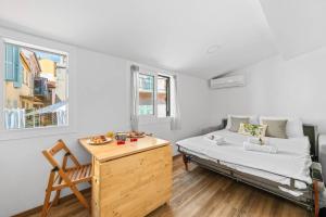 une petite chambre avec un lit et une fenêtre dans l'établissement CIAPETTA- Vieille Ville de Menton - Hyper Centre - Mer - Clim, à Menton
