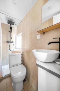 une salle de bain avec des toilettes blanches et un lavabo dans l'établissement CIAPETTA- Vieille Ville de Menton - Hyper Centre - Mer - Clim, à Menton 12 autres photos