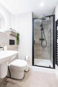 a bathroom with a shower and a toilet and a sink at Luxury One Bedroom Apartment - City Centre - Free Wifi Netflix in Leeds
