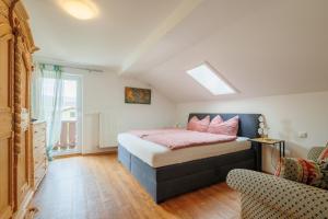 Postel nebo postele na pokoji v ubytování Haus mit wunderschönem Ausblick und Garten