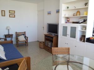 Una televisión o centro de entretenimiento en Luminoso Apartamento en Aidy Grill 12 fotos más