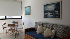 sala de estar con sofá y mesa en Luminoso Apartamento en Aidy Grill, en Punta del Este