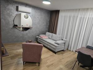 Apartman FIŠBAH 6 self CHECK-IN, FREE PRIVATE PARKING的休息区