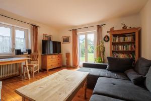 TV a/nebo společenská místnost v ubytování Haus mit wunderschönem Ausblick und Garten
