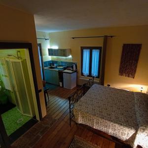 a small room with a bed and a kitchen at Alleluja Country House & Glamping Resort in Pellegrino Parmense