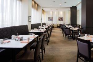 Restaurace v ubytování Delta Hotels by Marriott Edmonton South Conference Centre