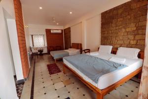 Postel nebo postele na pokoji v ubytování HAMPI DELMONT RESORT