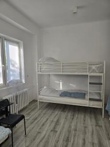 Postel nebo postele na pokoji v ubytování Hostel w Zielonce