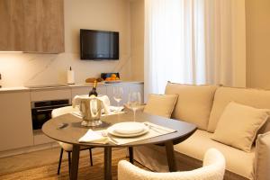 TV a/nebo společenská místnost v ubytování Puerta de la Ribera Suites