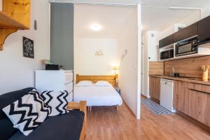 a small apartment with two beds and a kitchen at Apollo'Ski in Villarembert