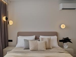 Postel nebo postele na pokoji v ubytování Haya Athens Loftie Suites