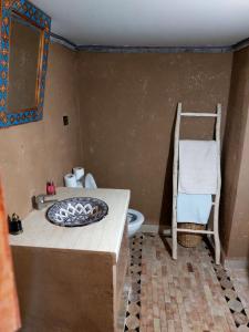 un bagno con un tavolo e un piatto di Desert Bivouac Mhamid a M'Hamid