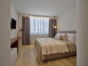 Postel nebo postele na pokoji v ubytování Haya Athens Loftie Suites