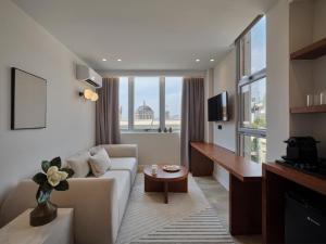TV a/nebo společenská místnost v ubytování Haya Athens Loftie Suites + 35 fotografií