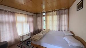 Thangkop House客房内的一张或多张床位