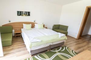 A bed or beds in a room at Bagoly Fogadó