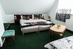 A bed or beds in a room at Bagoly Fogadó