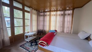 Thangkop House客房内的一张或多张床位