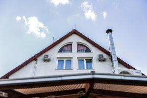 The building in which fogadókat is located