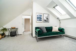 Posezení v ubytování Luxurious 3bed very spacious apt in the best area