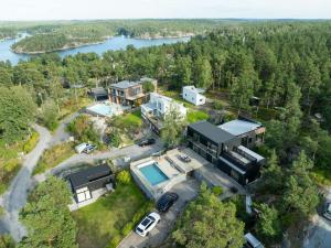 an aerial view of a house with a pool at Exklusiv villa med pool & fri havsutsikt in Sommarbo