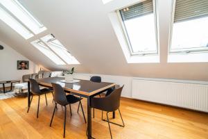 Posezení v ubytování Luxurious 3bed very spacious apt in the best area
