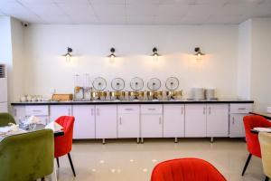 Příslušenství pro přípravu čaje a kávy v ubytování Hotel One Mansehra