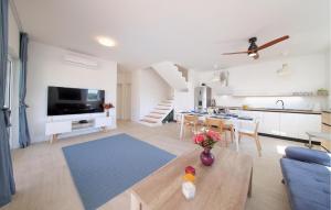 Televiisor ja/või meelelahutuskeskus majutusasutuses Awesome Home In Pasman