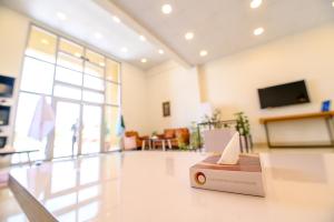 TV a/nebo společenská místnost v ubytování Hotel One Mansehra