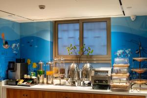 una cucina con bancone e molti vasi di vetro di Nostalgia S Hotel Near Beijing Xidan Financial Street-Central Conservatory of Music, Tian'anmen Square, The Capital Museum, 10 minutes away from Beijing West Railway Station, Free ice cream, coffee and laundry service a Pechino