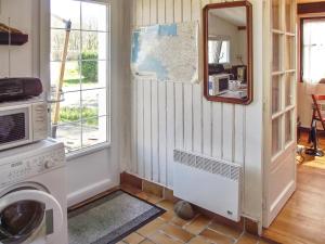 Coat-TredrezにあるMaison charmante Trédrez-Locquémeau + Vueのランドリールーム(洗濯機、鏡付)