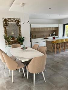 Kuchnia lub aneks kuchenny w obiekcie Maison élégante à Bouc-Bel-Air avec piscine privée
