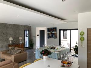 salon z dużym stołem i kanapą w obiekcie Maison élégante à Bouc-Bel-Air avec piscine privée w mieście Bouc-Bel-Air
