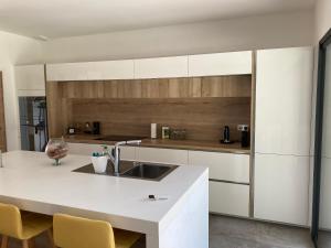 Kuchnia lub aneks kuchenny w obiekcie Maison élégante à Bouc-Bel-Air avec piscine privée