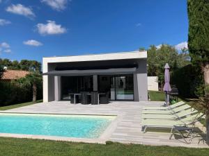 willa z basenem i domem w obiekcie Maison élégante à Bouc-Bel-Air avec piscine privée w mieście Bouc-Bel-Air