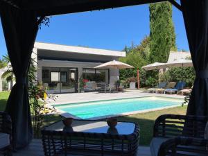 basen na podwórku domu w obiekcie Maison élégante à Bouc-Bel-Air avec piscine privée w mieście Bouc-Bel-Air