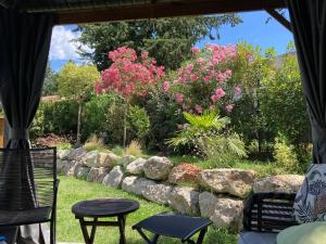 Ogród w obiekcie Maison élégante à Bouc-Bel-Air avec piscine privée