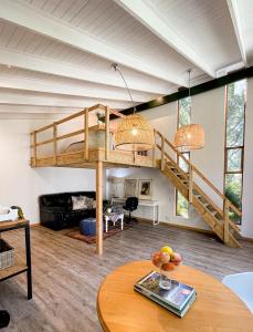 Χώρος καθιστικού στο The Garden Loft