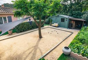 Imagen de la galería de Villa charmante au Plan-de-la-Tour avec piscine privée, en Sainte-Maxime