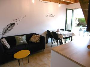 a living room with a couch and a table at Maison 4 pièces 5 personnes à 200 m de la plage - MAIANN in Sarzeau
