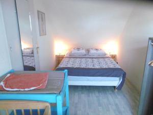 a small bedroom with a bed and a mirror at Maison 4 pièces 5 personnes à 200 m de la plage - MAIANN in Sarzeau