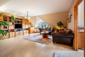 un salon avec un canapé et une table dans l'établissement Ferienwohnung Wittensee, à Bünsdorf