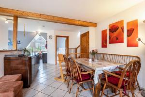 une cuisine et une salle à manger avec une table et des chaises dans l'établissement Ferienwohnung Wittensee, à Bünsdorf 19 autres photos