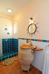 Et badeværelse på Rosemary- Kea Villa Rent - Kastellakia Bay Villas + 47 billeder