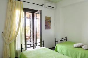 En eller flere senge i et værelse på Rosemary- Kea Villa Rent - Kastellakia Bay Villas