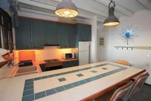 Køkken eller tekøkken på Rosemary- Kea Villa Rent - Kastellakia Bay Villas