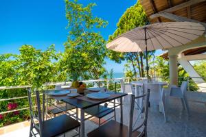 Rõdu või terrass majutusasutuses Santorini Casablanca Resort +37 fotot