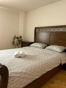 una camera da letto con un letto con due asciugamani sopra di Transilvania Guesthouse a Miercurea Sibiului
